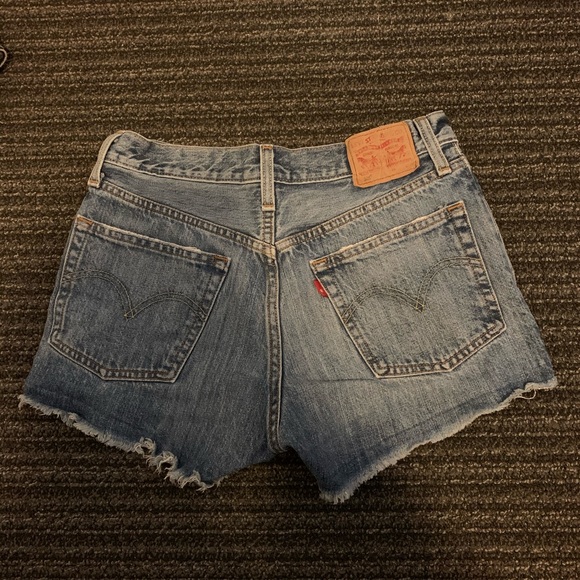 *SOLD* levi’s shorts - Picture 3 of 3